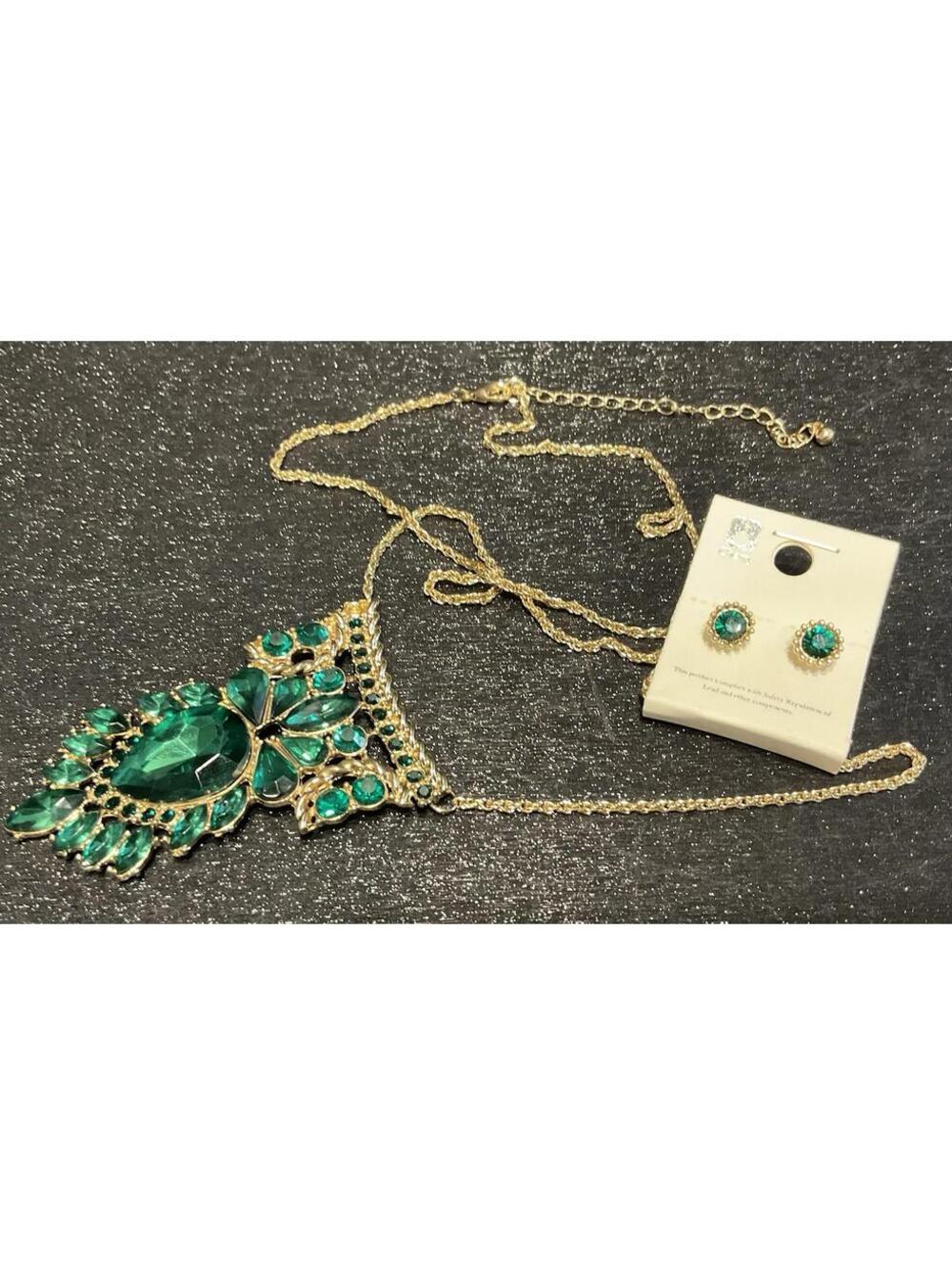 NWT CHERRY brand Green &gold Tone Neacklace & Earring Set #211 Missing 1 Stone